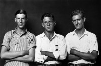 http://bernalespacio.com/files/gimgs/th-47_ike Disfarmer Untitled, (Three young men arms crossed one in overalls two in white collered shirts), 1939-46.jpg